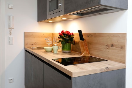 Geladeira, micro-ondas, cooktop, cafeteira/chaleira. Ante Portas - Apartments