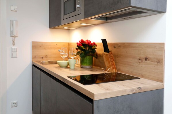 Refrigerador, microondas, parrilla de estufa y cafetera y tetera 