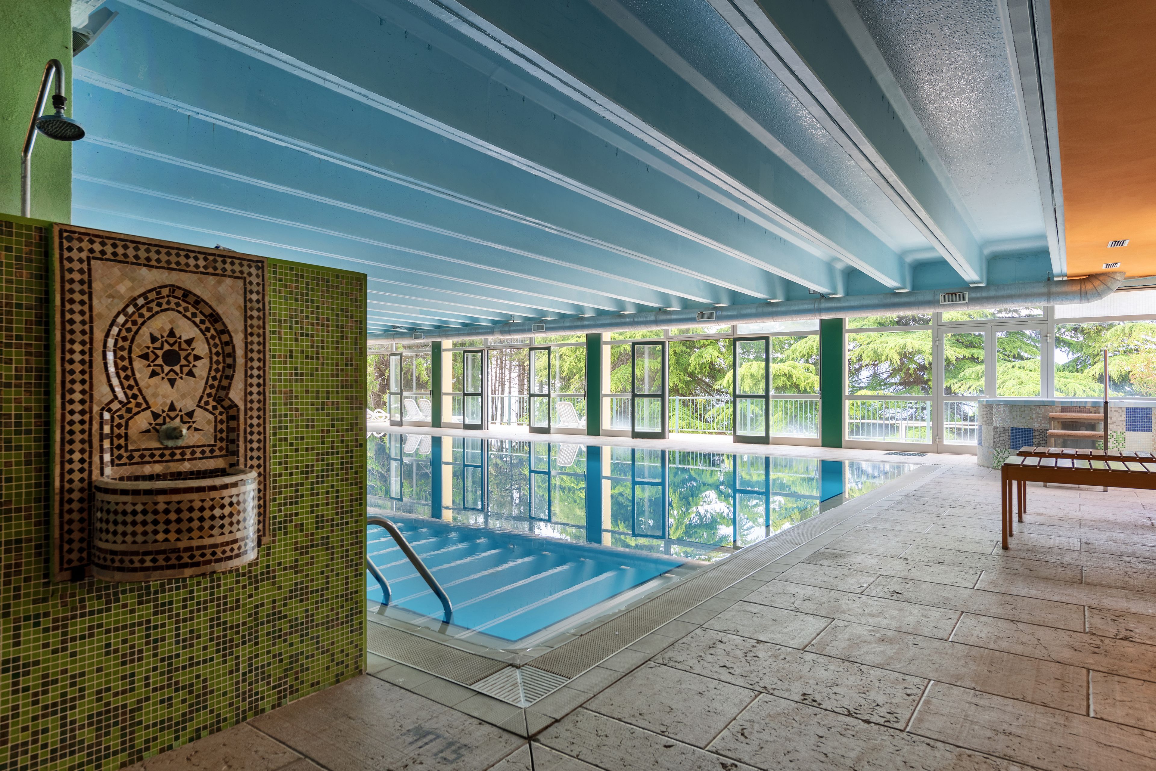 Piscina interna, espreguiçadeiras