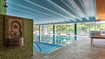 Piscina interna, espreguiçadeiras