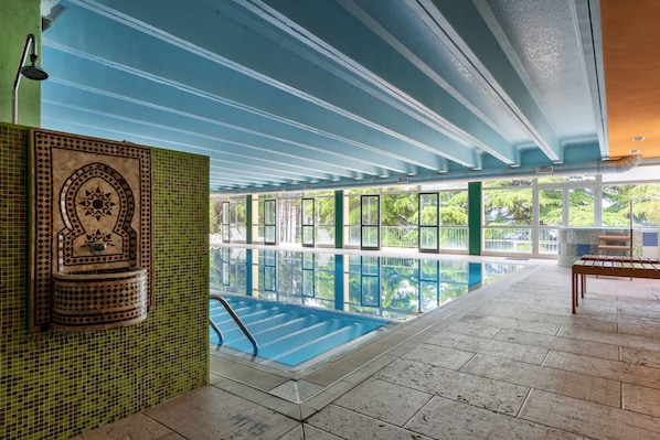 Indoor pool, sun loungers