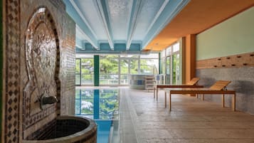 Piscina coperta, lettini