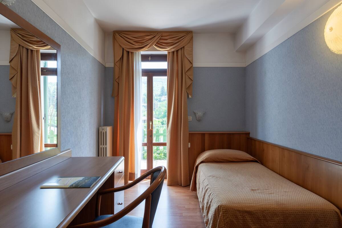 Single Room | Minibar, in-room safe, desk, cots/infant beds