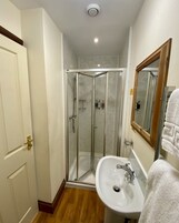 Habitación doble | Baño | Ducha, artículos de higiene personal gratuitos y toallas