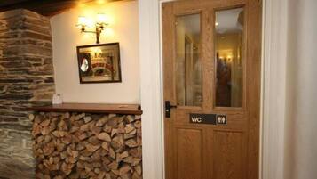 Shower, free toiletries, towels