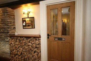 Buồng tắm vòi sen, đồ dùng nhà tắm miễn phí, khăn tắm 