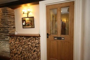 Shower, free toiletries, towels