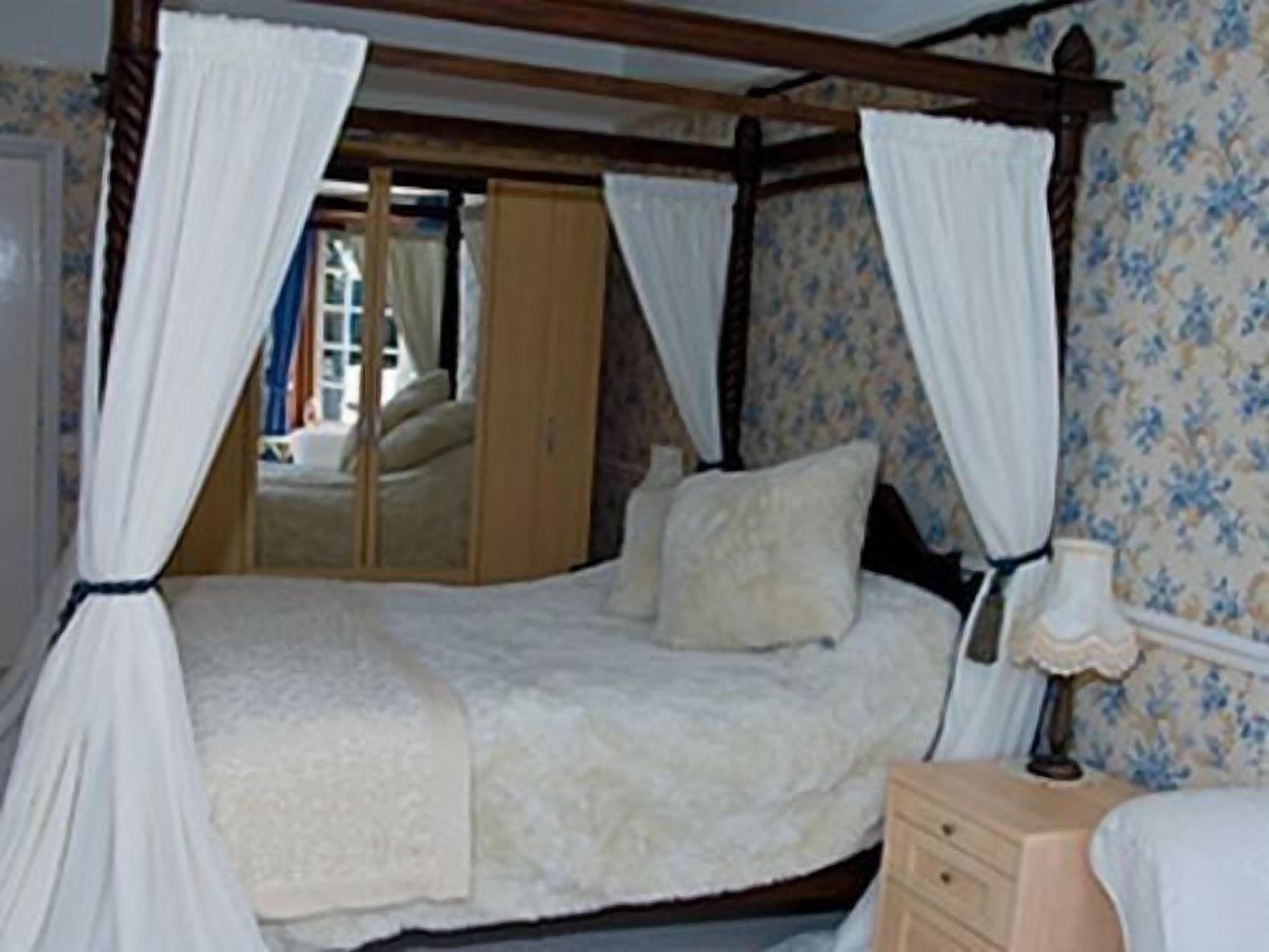 premium bedding, desk, rollaway beds, free wifi