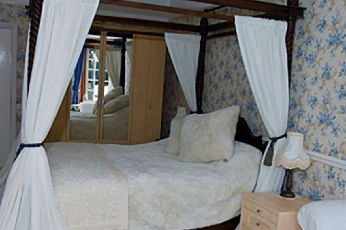 premium bedding, desk, rollaway beds, free wifi