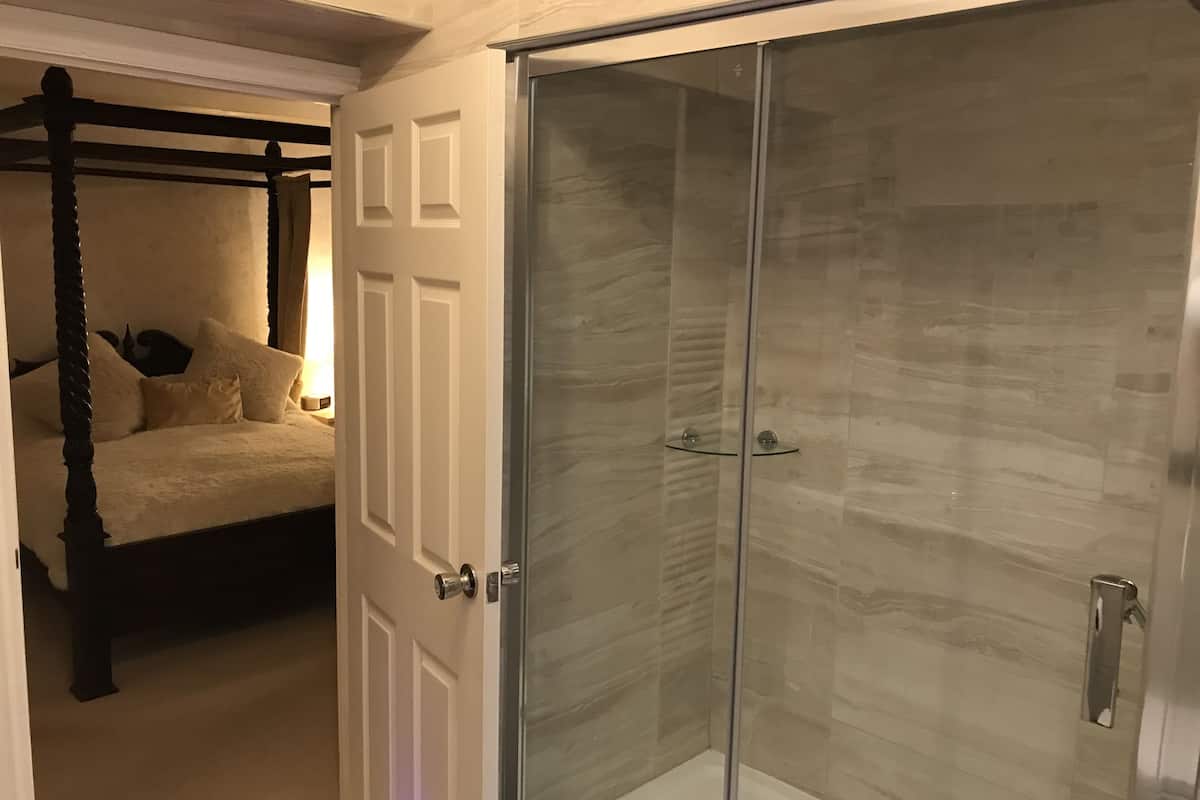 honeymoon suite, 1 king bed, balcony, garden view | bathroom shower