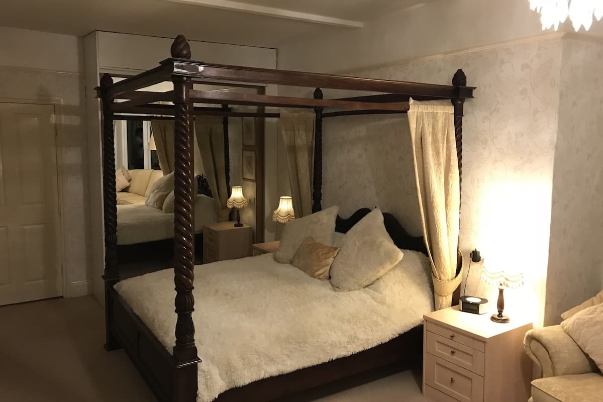 honeymoon suite, 1 king bed, balcony, garden view | premium bedding, desk, rollaway beds, free wifi