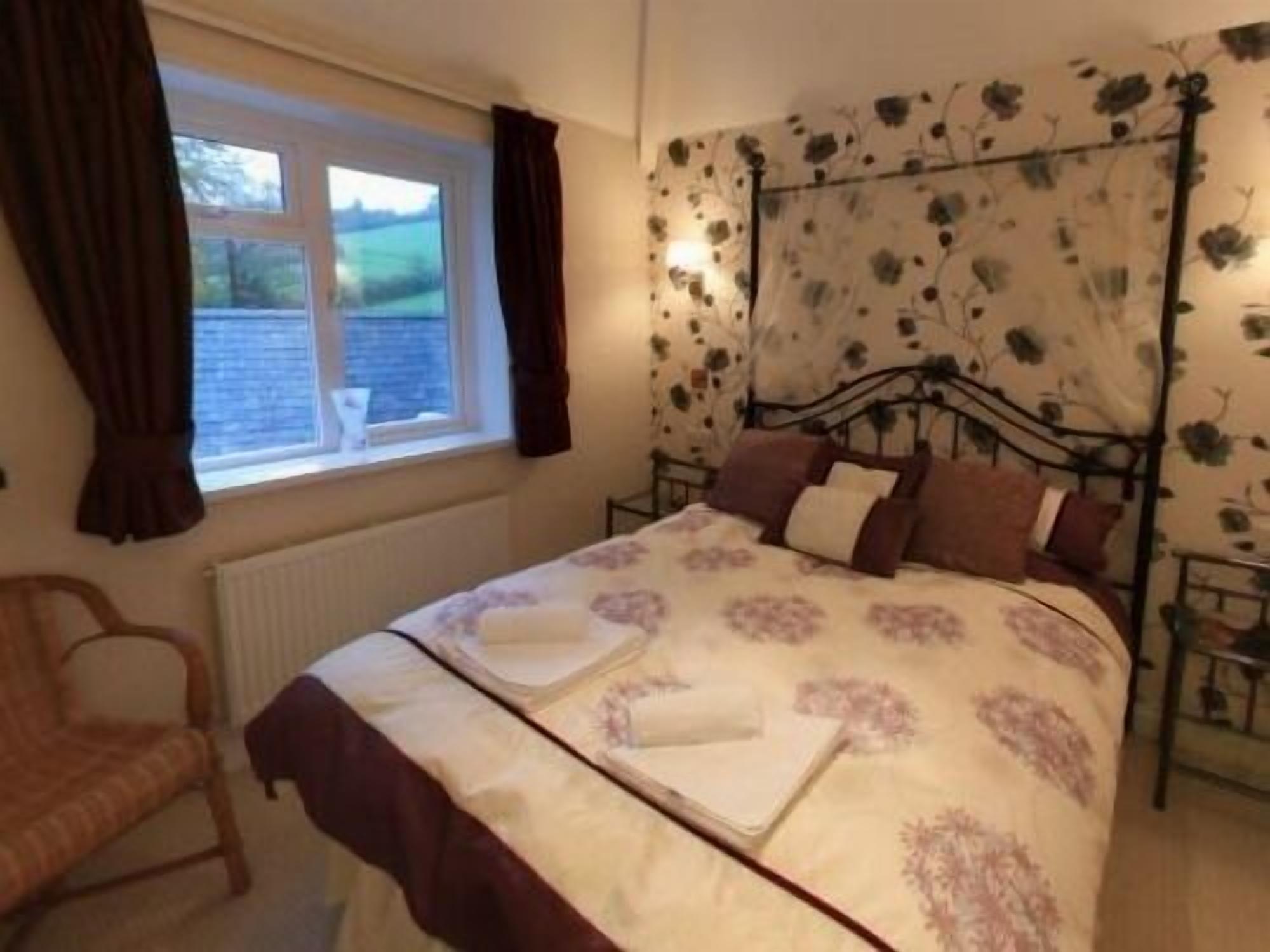 premium bedding, desk, rollaway beds, free wifi