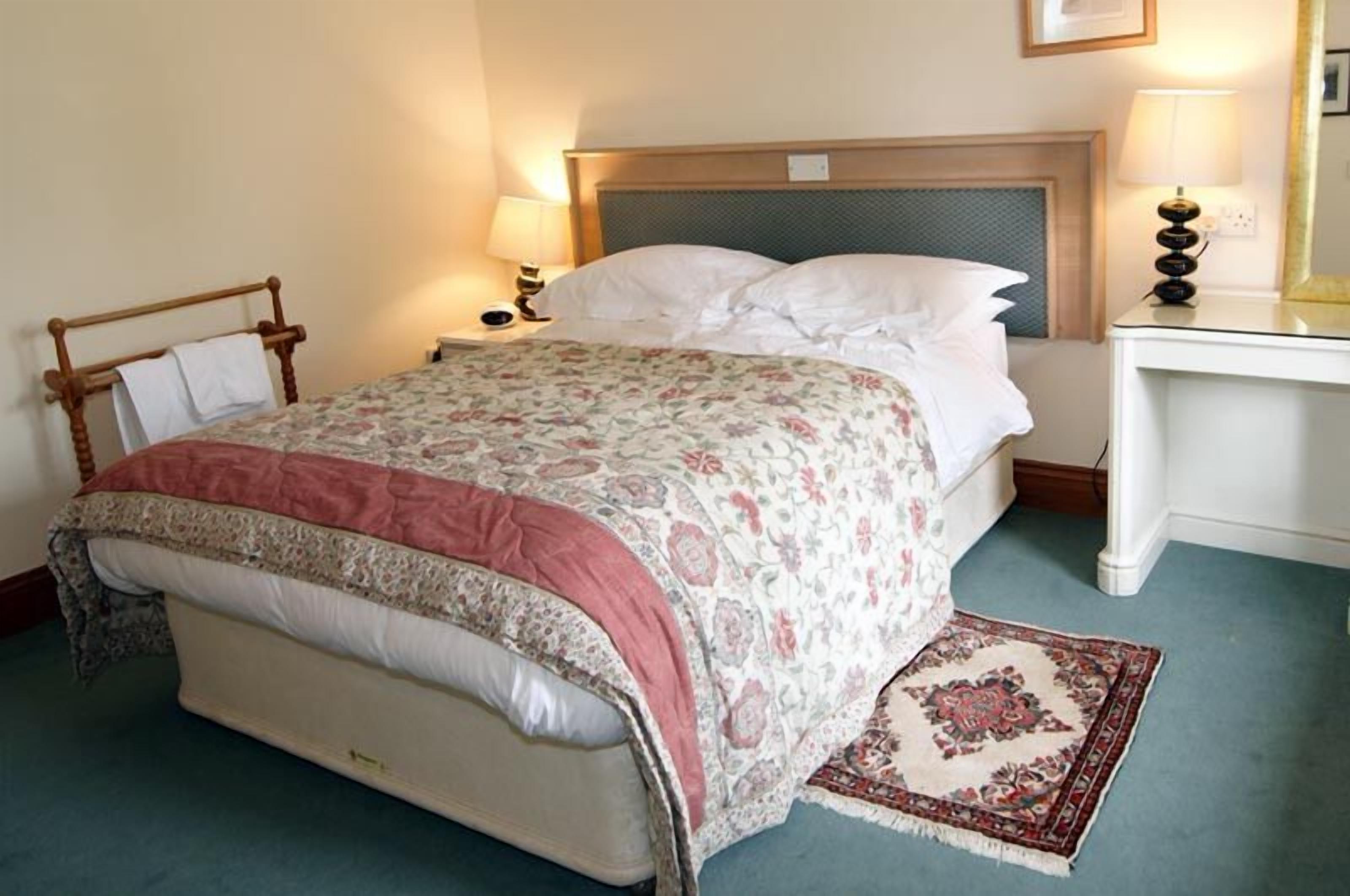 premium cottage, 2 bedrooms, garden view, garden area | premium bedding, desk, rollaway beds, free wifi