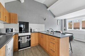 Luxury Apartment, Private Bathroom, City View | Shared kitchen
