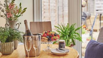 Family Cottage, Private Bathroom (Oakey Cottage) | Dining