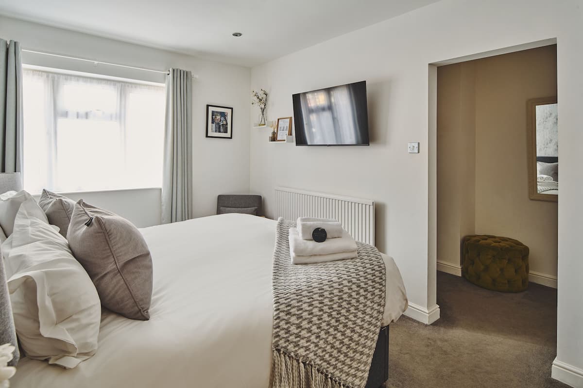 Chambre supérieure double ou avec lits jumeaux, salle de bain attenante (Ground Floor)