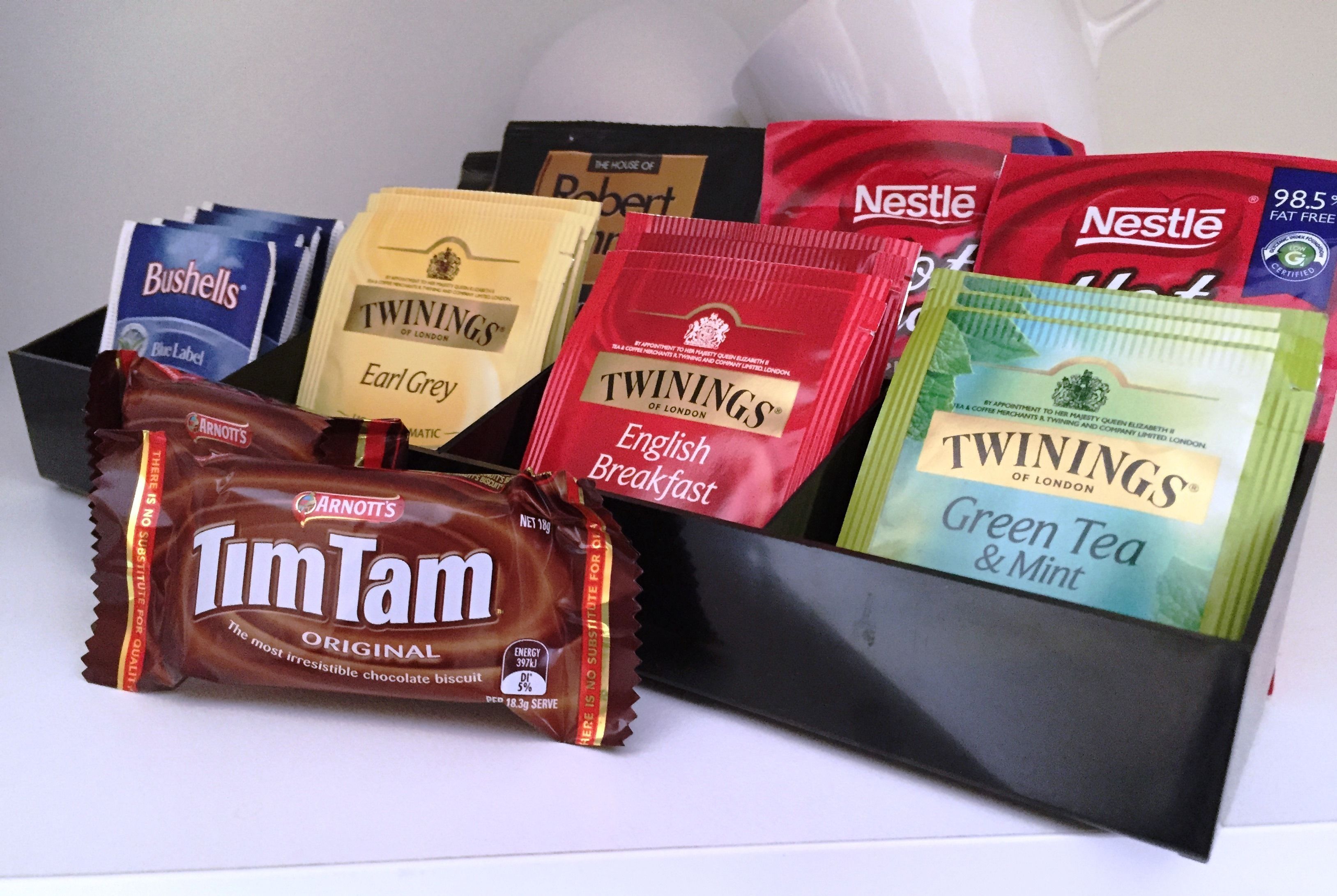 Valikoimassa on useita pakattuja elintarvikkeita, kuten Tim Tam -keksejä, Twinings Earl Grey -teetä, Nestlé-tuotteita ja muita merkkejä.