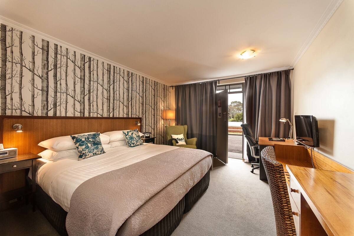 Ropa de cama de alta calidad, colchones con pillow-top y minibar