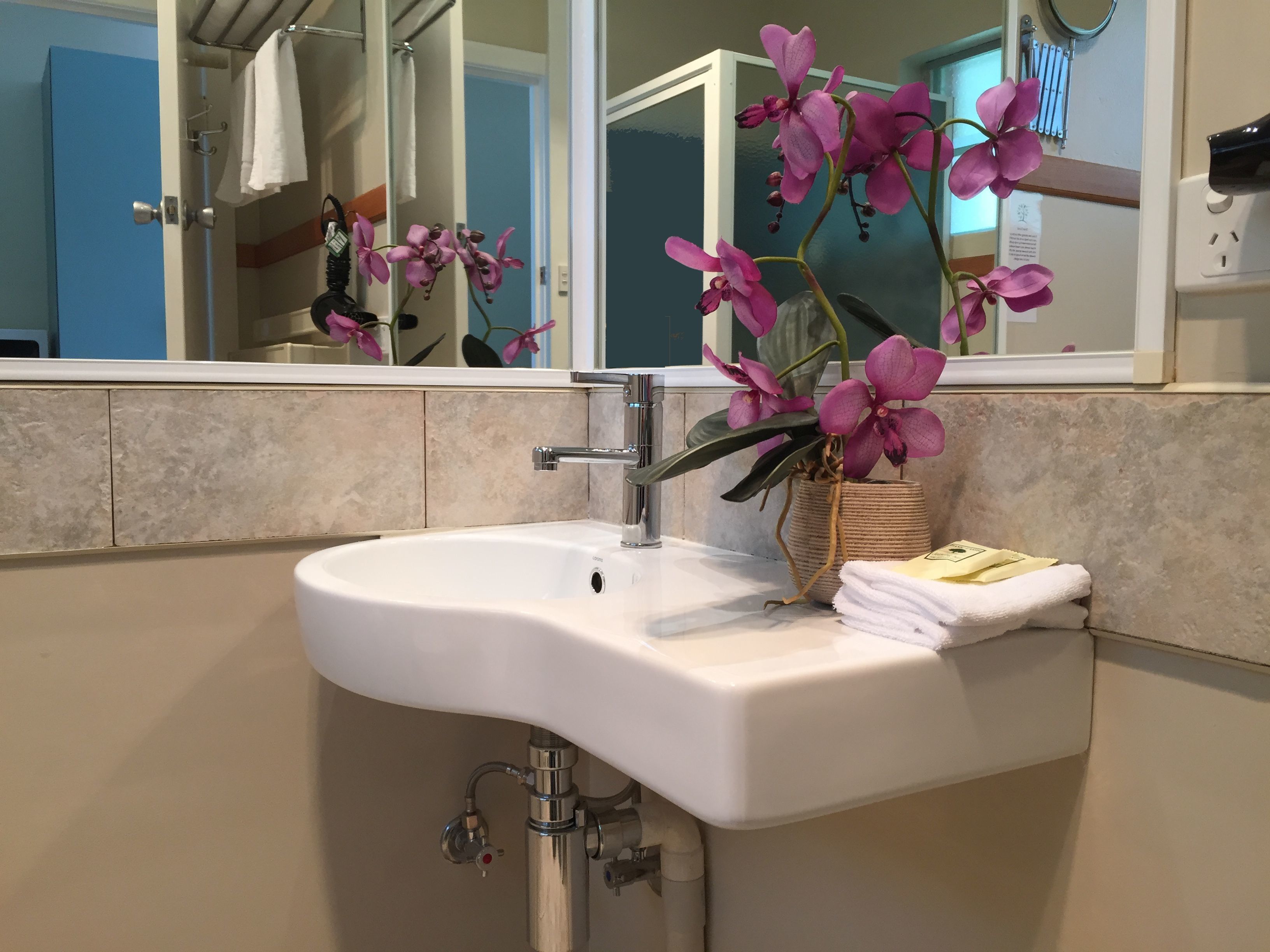 Deluxe Studio, 1 King Bed, River View | Bathroom