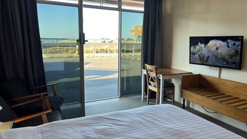 Studio, 1 Queen Bed, Pets Allowed | Premium bedding, pillowtop beds, minibar, in-room safe