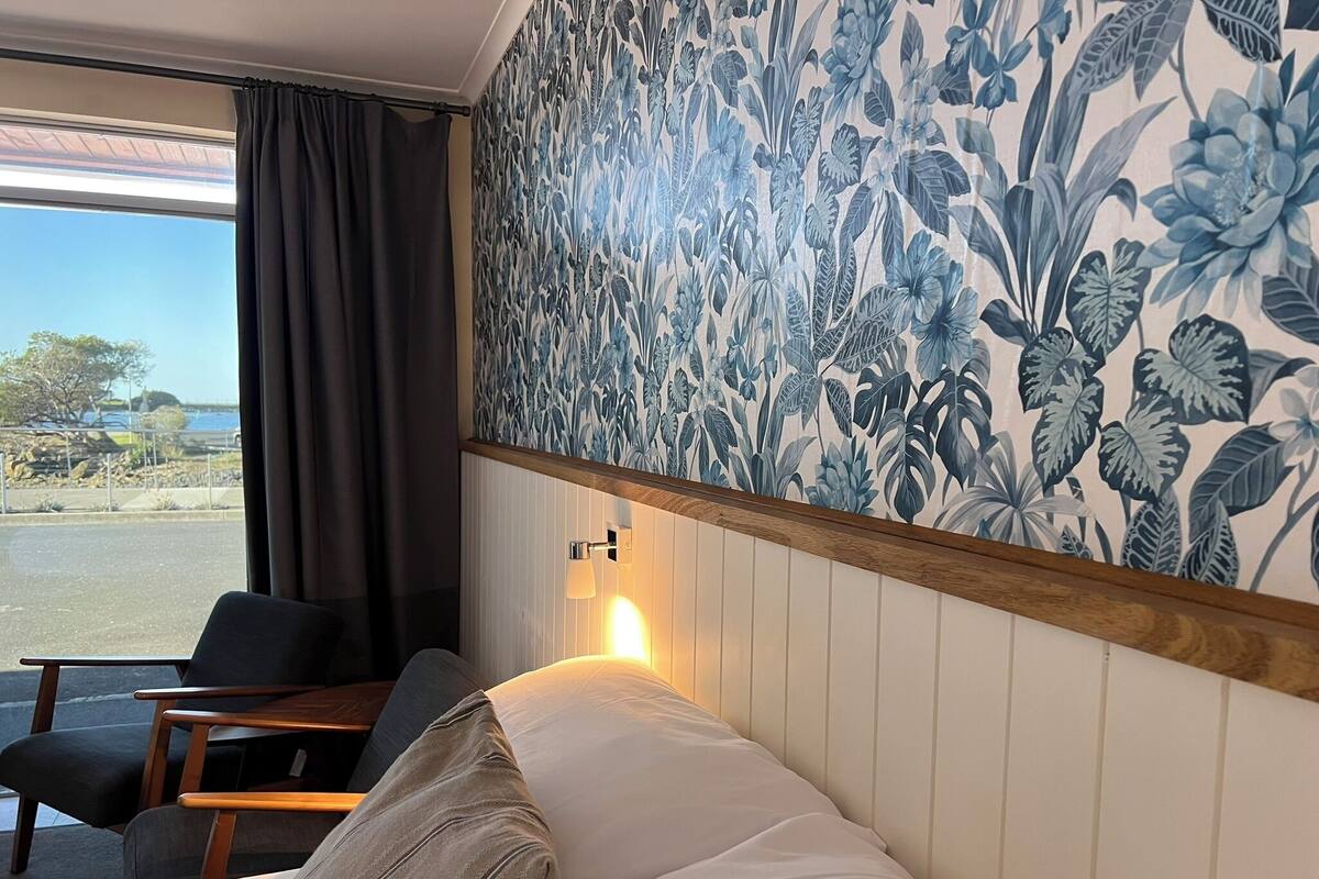 Ropa de cama de alta calidad, colchones con pillow-top y minibar