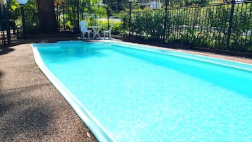 Piscina a l'aire lliure i gandules