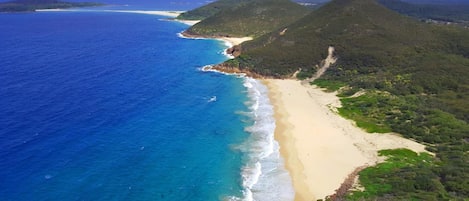 Una spiaggia nelle vicinanze