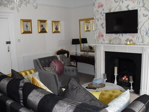 Executive Suite (Four Poster Bed) | Living area | Flat-screen TV - Jessop House (Tewkesbury)