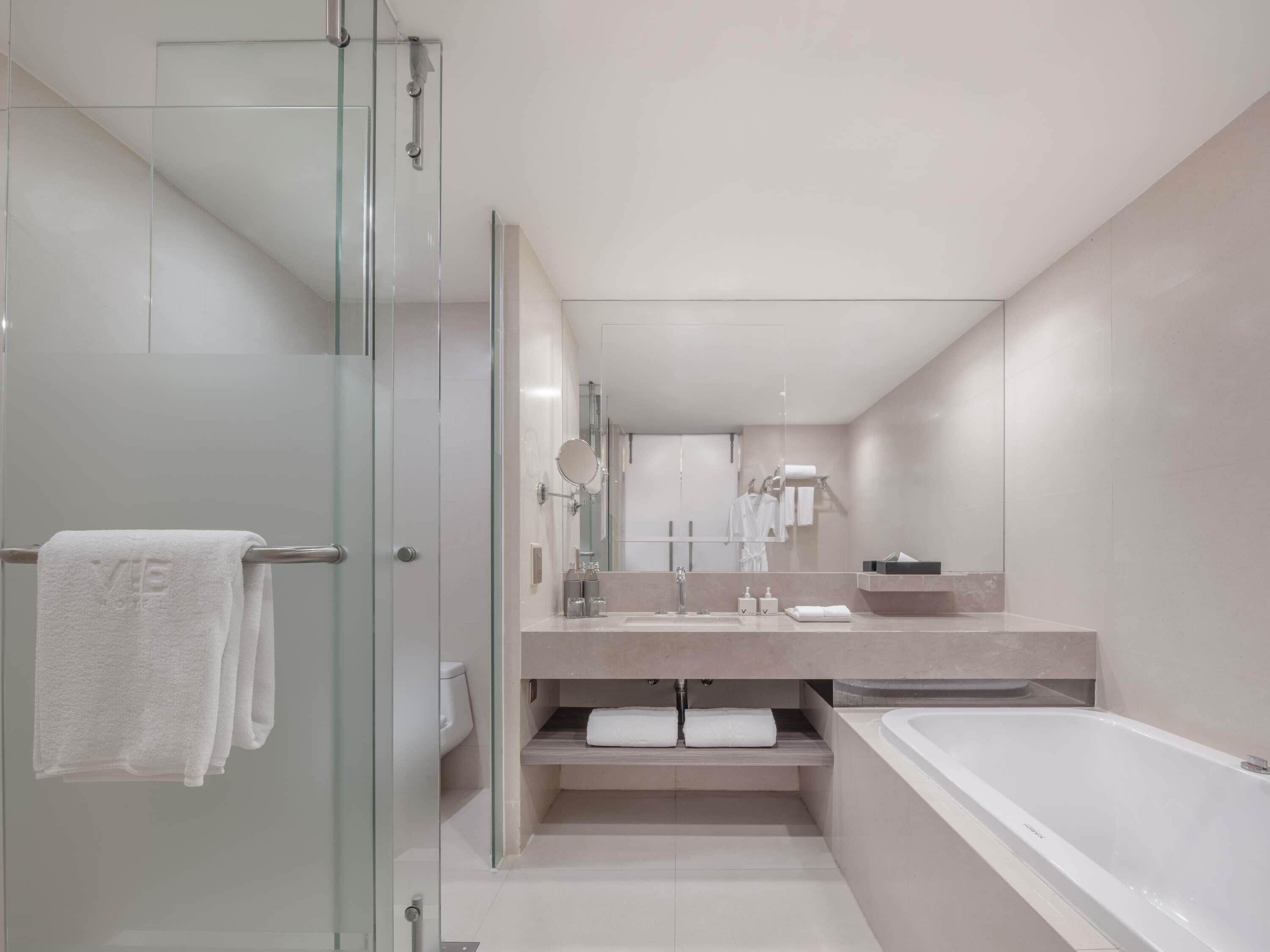 Baignoire et douche séparées, baignoire relaxante profonde
