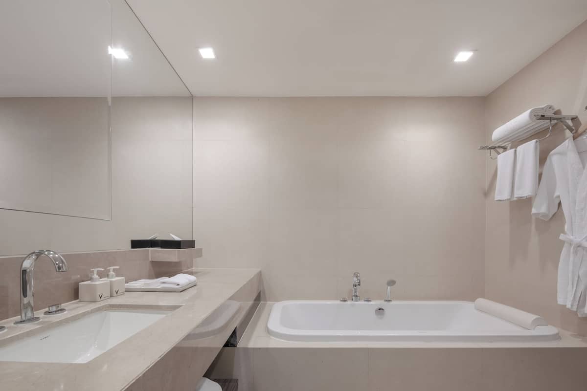 Separate tub and shower, deep soaking tub, rainfall showerhead