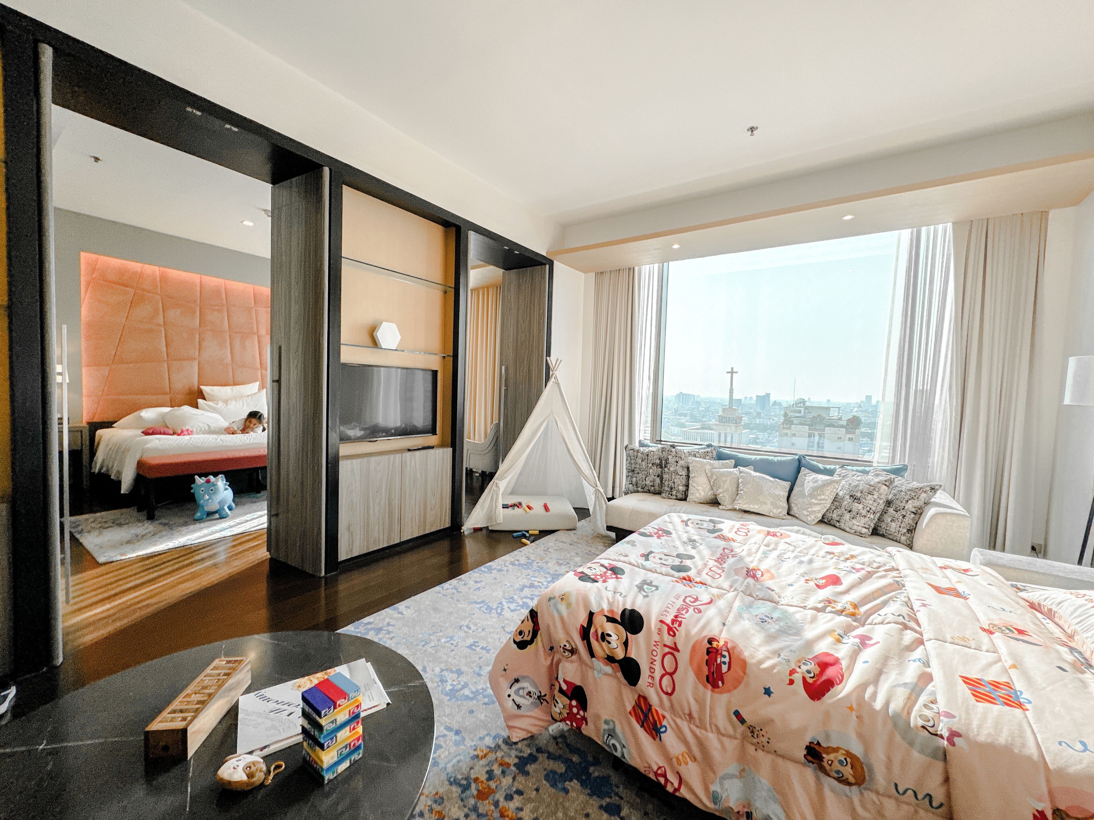 Family Suite, 1 King Bed, City View | Premium bedding, Select Comfort beds, minibar, in-room safe
