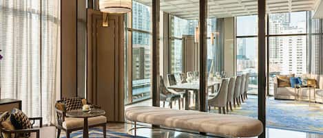5 restaurantes; se sirve desayuno, almuerzo y cena; cocina francesa