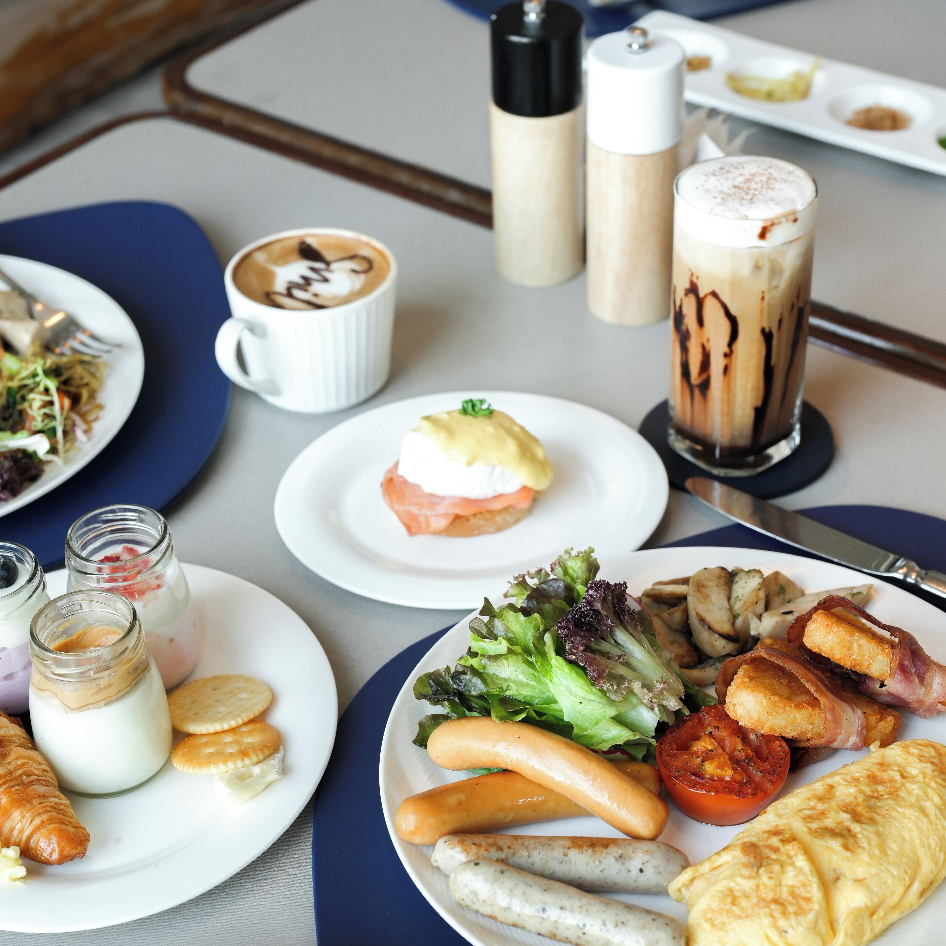 daily buffet breakfast (thb 765 per person)