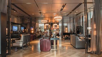Bar de cocteles, con vista a la alberca, abre todos los días