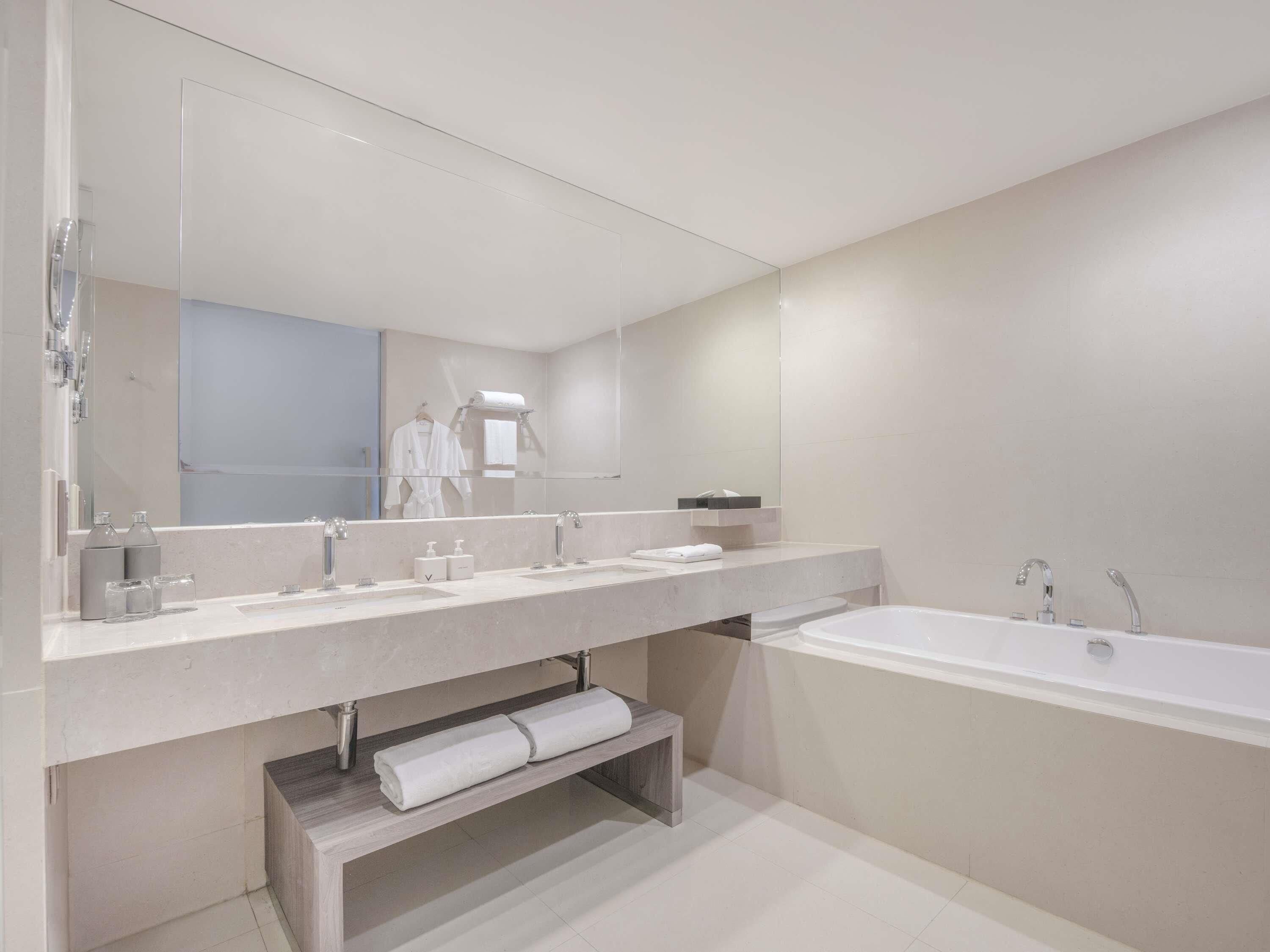 Badewanne und Dusche (separat), Komfortbadewanne, Regendusche
