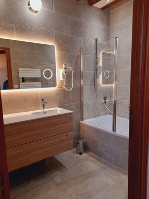 Deluxe-Apartment | Badezimmer | Kostenlose Toilettenartikel, Haartrockner, Handtücher, Seife