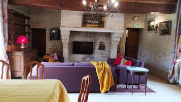 Appartement Deluxe | Coin séjour | Télévision à écran plat de 1 cm avec chaßnes par satellite