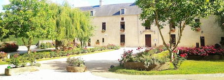 Exterior. Hotel Manoir de Mathan