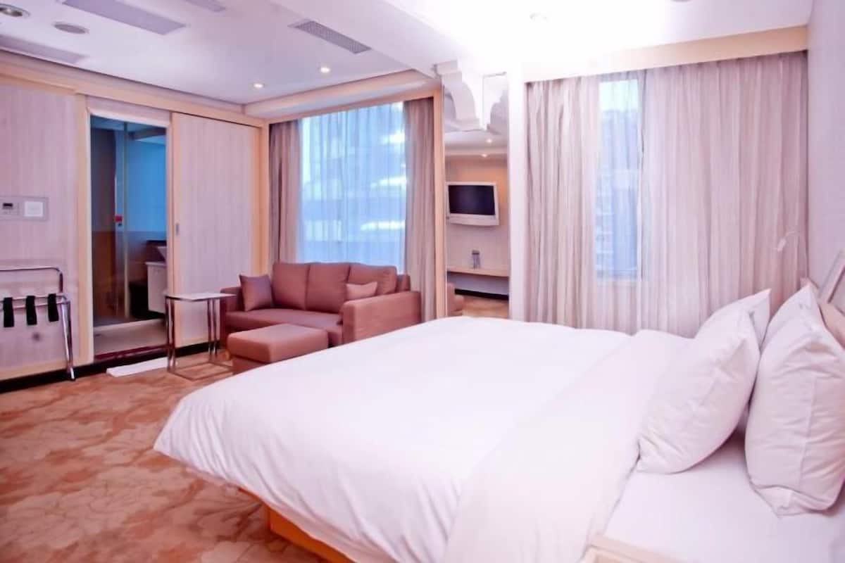 Free minibar, in-room safe, blackout curtains, soundproofing