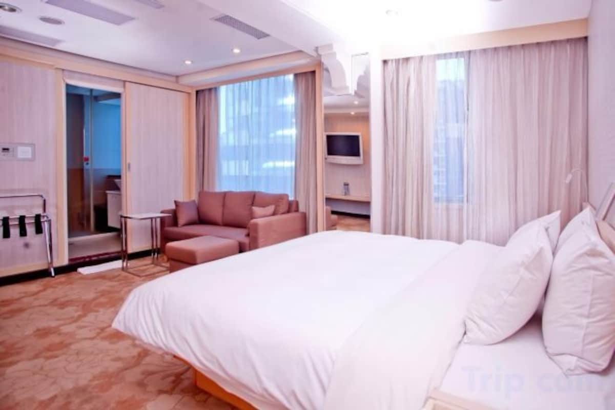 Minibar con artículos gratuitos, caja fuerte, cortinas opacas