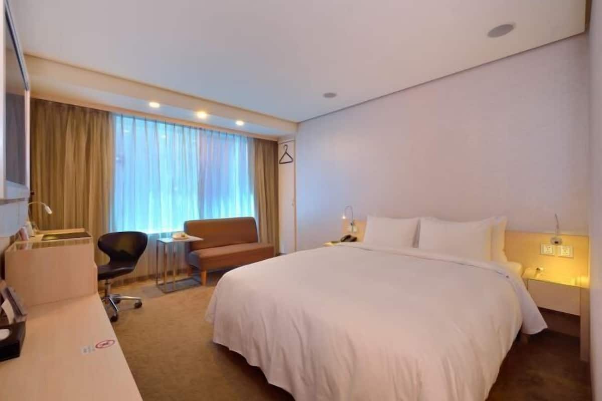 Free minibar, in-room safe, blackout curtains, soundproofing