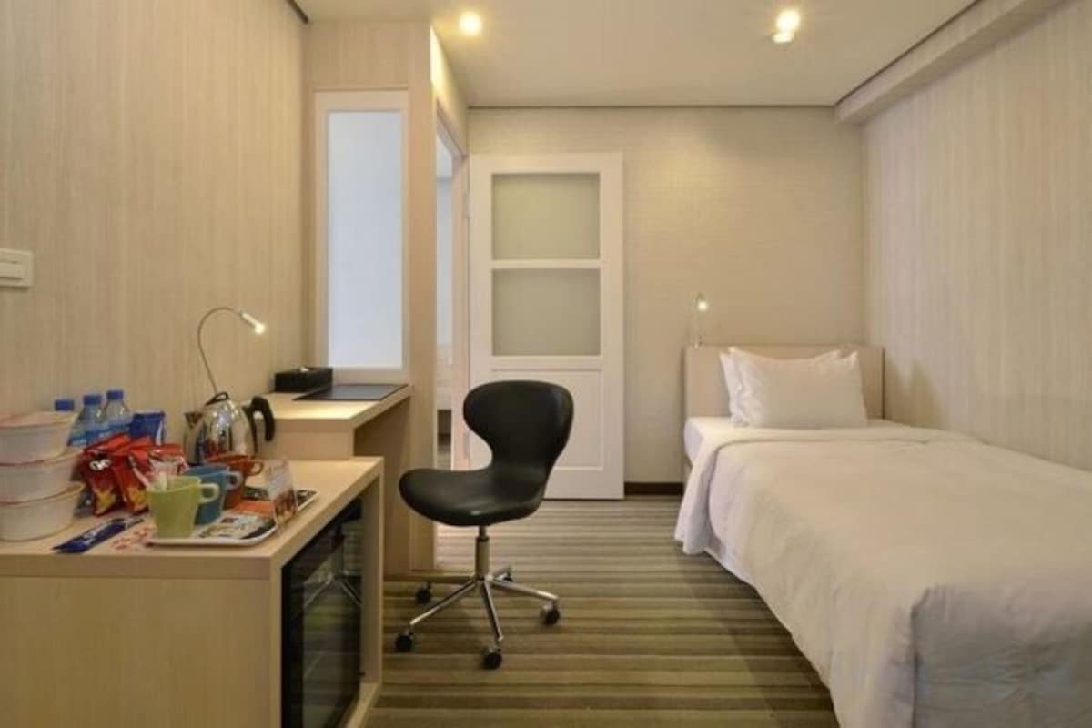 Minibar con artículos gratuitos, caja fuerte, cortinas opacas
