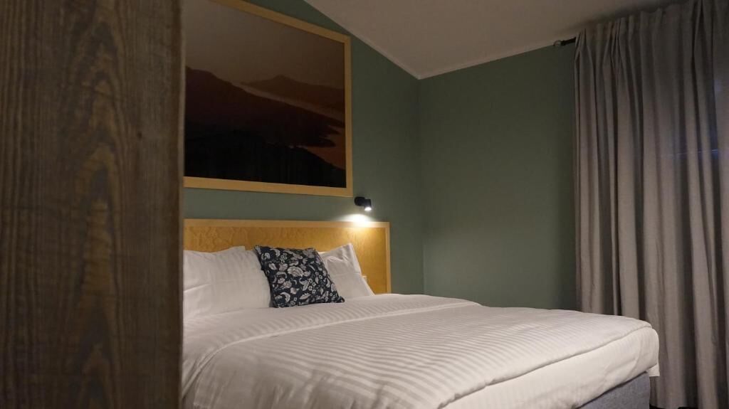 Quarto casal conforto (Plus) | Camas Select Comfort, cofres nos quartos, escrivaninha