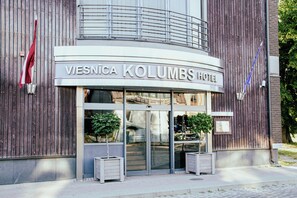 A hotel entrance with a sign reading 'Viesnica Kolumes Hotel.' - Hotel Kolumbs (Liepaja)