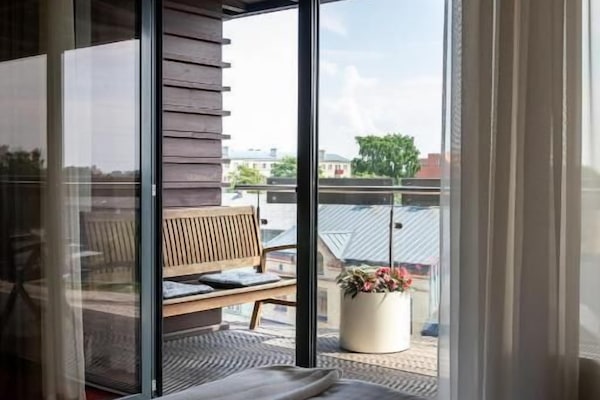 Comfort Double Room, Balcony | Katil Select Comfort, peti besi dalam bilik, meja