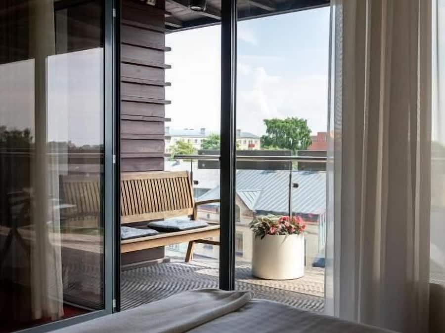 Comfort tweepersoonskamer, balkon | Select Comfort-bedden, een kluis op de kamer, een bureau