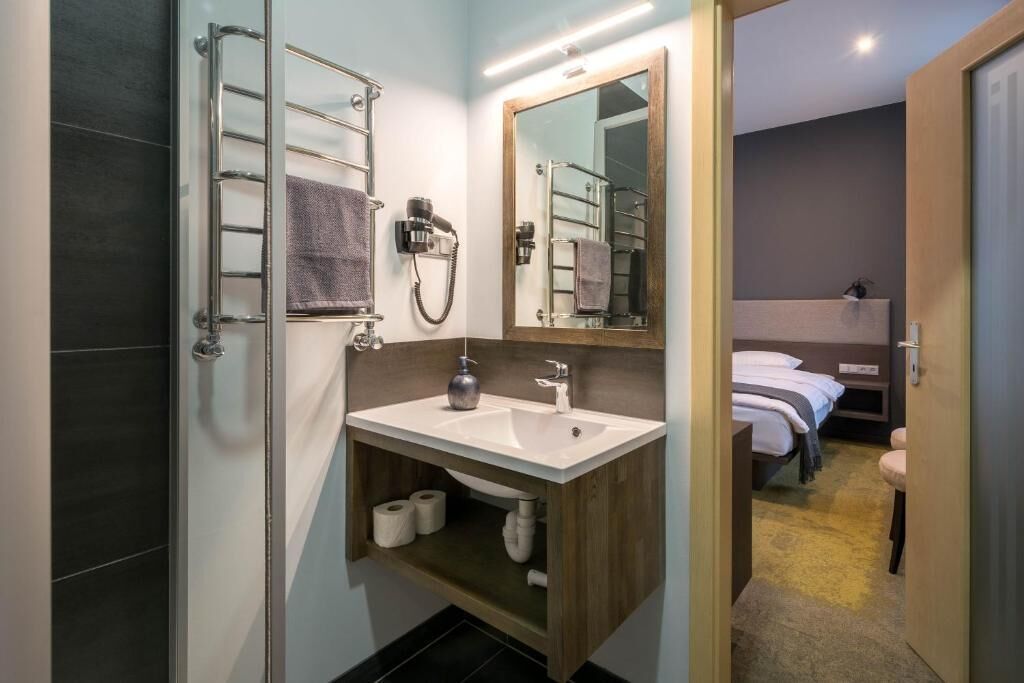 superior double room | bathroom | shower, hair dryer, towels
