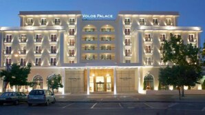 A multi-story hotel with a central entrance and balconies. - Volos Palace (Volos)