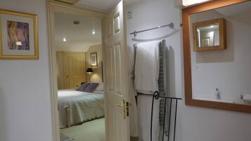 Habitación triple, baño en la habitación | Baño