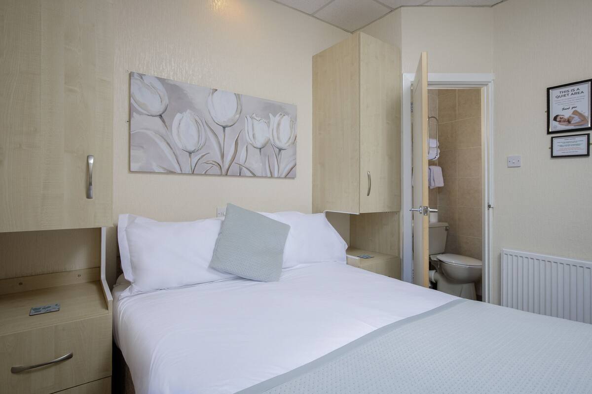Double Room | Iron/ironing board, WiFi, bed sheets